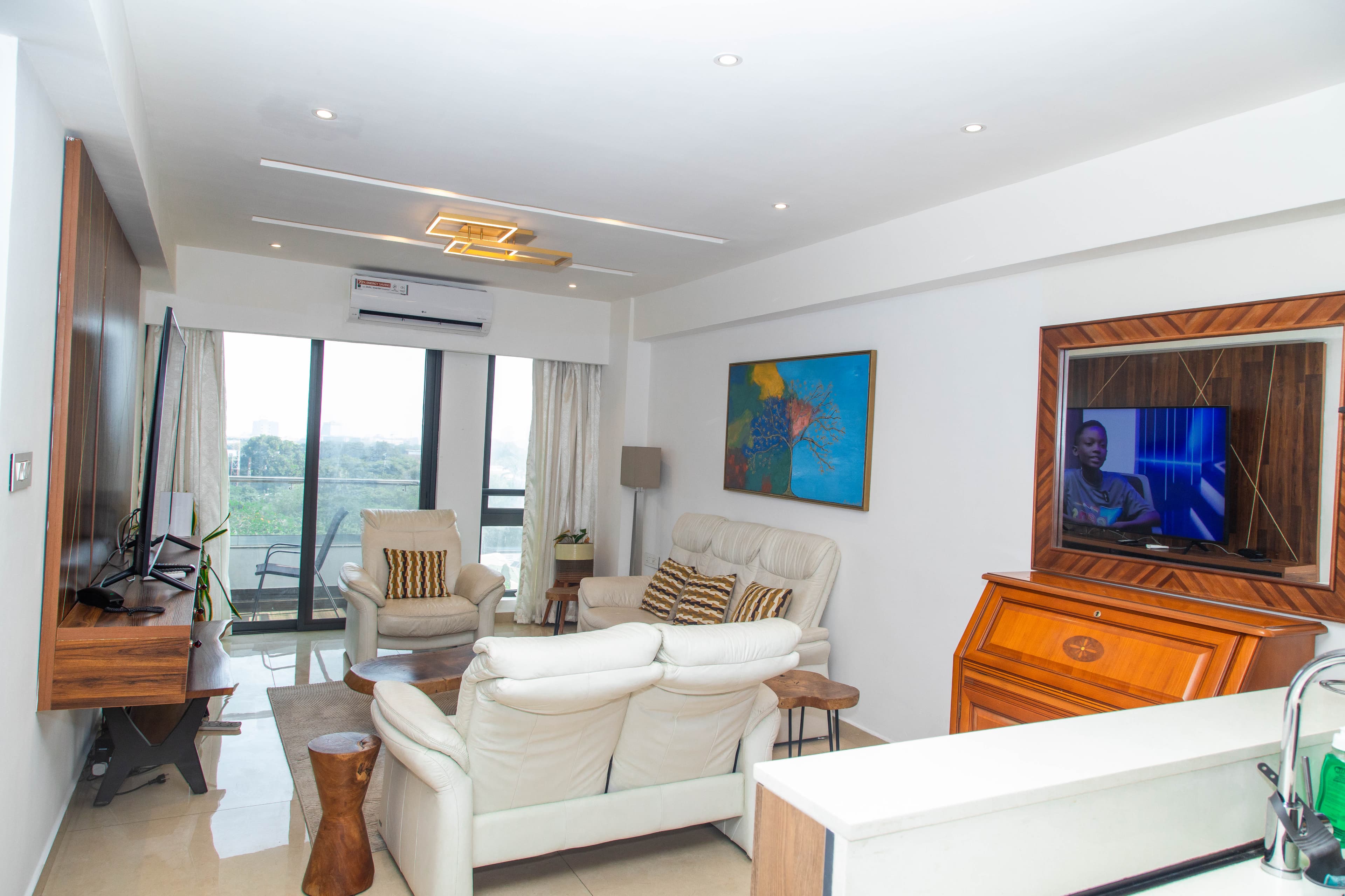 Solaris Executive 1BR Osu | Pool, Gym & Wi-fi 3