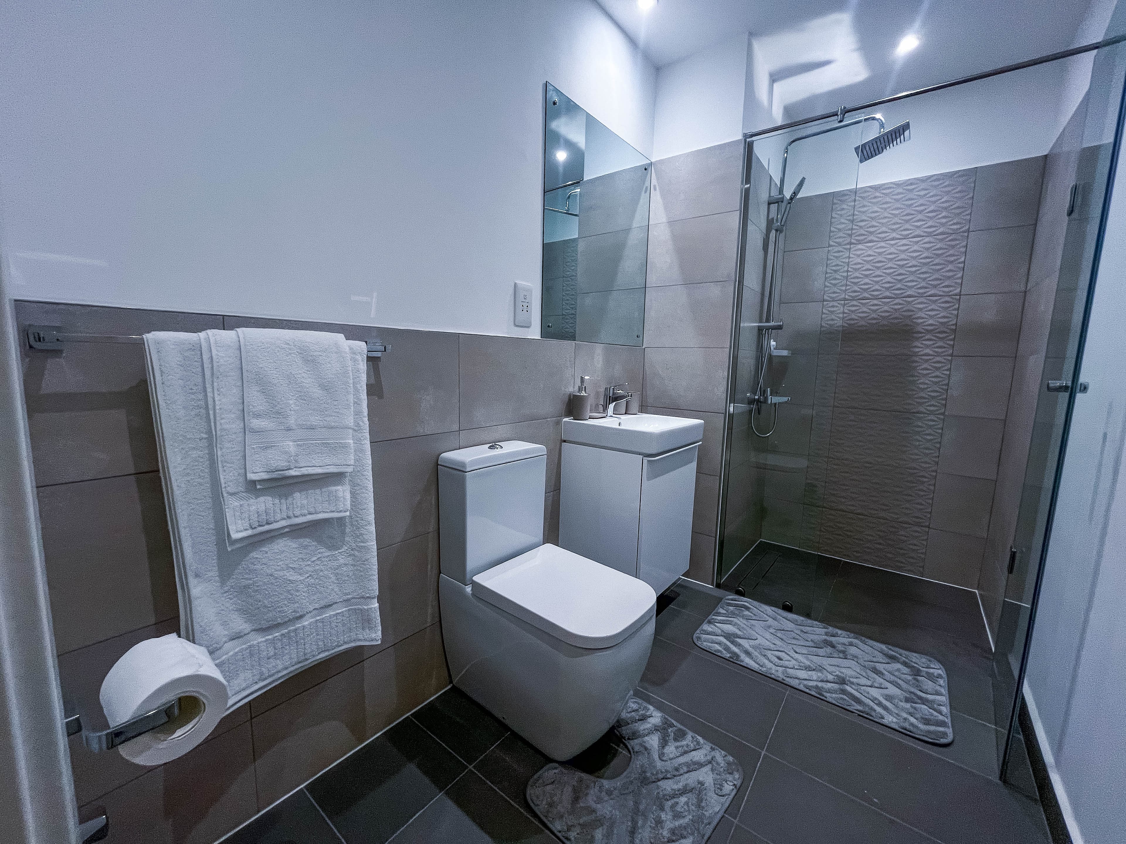 Loxwood Family 2BR | Airport City • Pool • Balcony 5