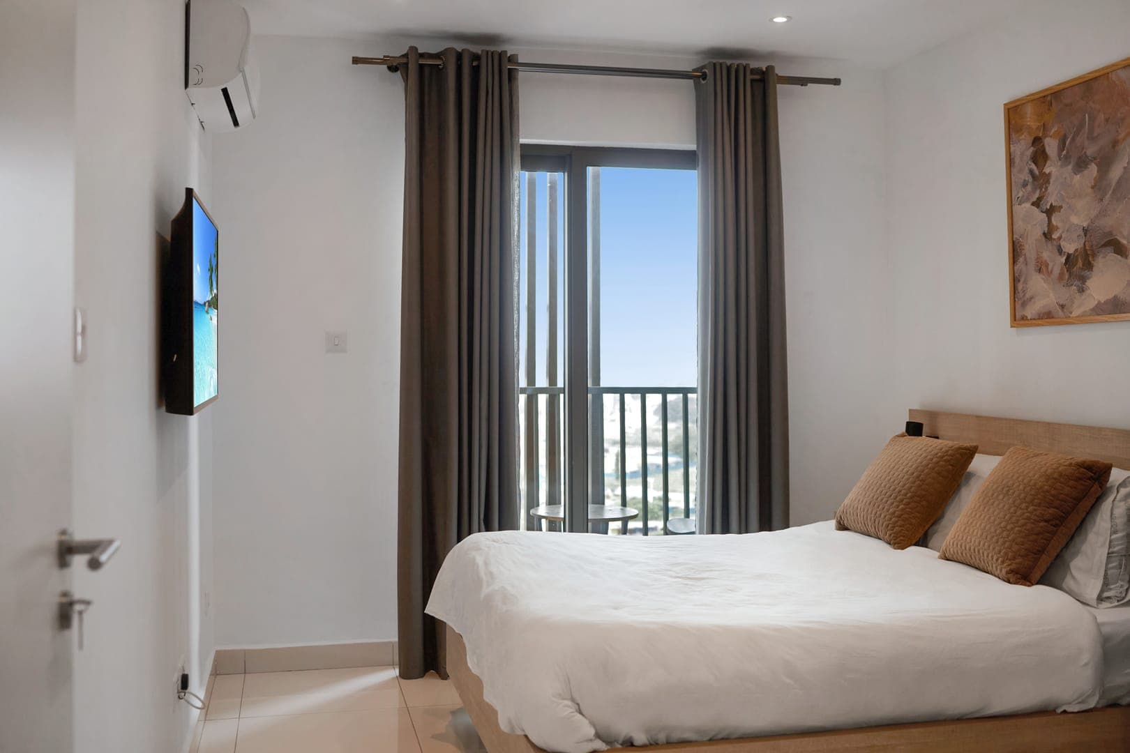 Modern 1BR Loxwood Balcony Pool 10min Airport 5